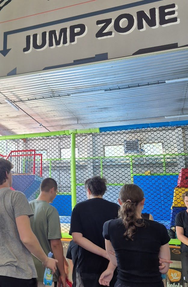 20250624 085046 - Školní akce na závěr roku - 2.S (Jump Family aréna, ČB)