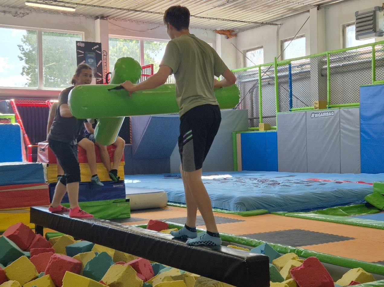 20250624 092443 - Školní akce na závěr roku - 2.S (Jump Family aréna, ČB)
