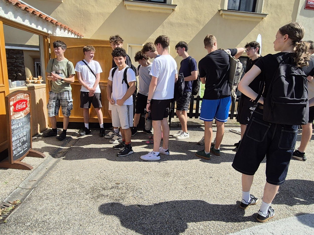 20250624 102121 - Školní akce na závěr roku - 2.S (Jump Family aréna, ČB)