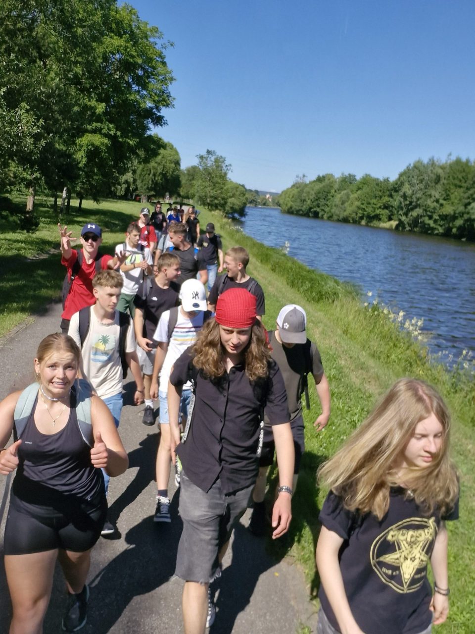 20250625 095901 - Školní akce na závěr roku - 1.EE (procházka městem a Mlýn Hněvkovice)