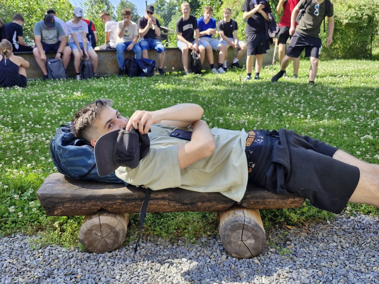 20250625 104224 - Školní akce na závěr roku - 1.EE (procházka městem a Mlýn Hněvkovice)