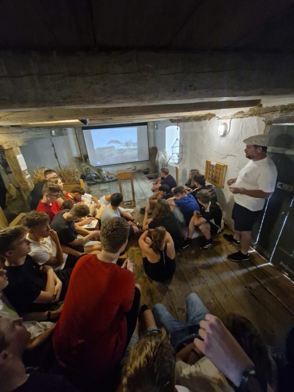 20250625 111356 - Školní akce na závěr roku - 1.EE (procházka městem a Mlýn Hněvkovice)