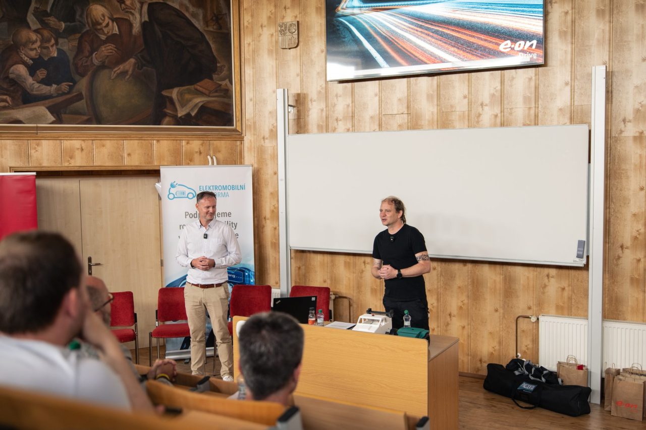 Elektromobilita - SPŠ SE spolupořádala konferenci "Na slovíčko o elektromobilitě…"