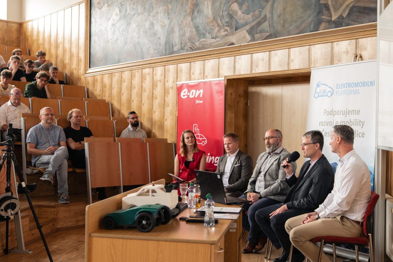 Elektromobilita 13 - SPŠ SE spolupořádala konferenci "Na slovíčko o elektromobilitě…"