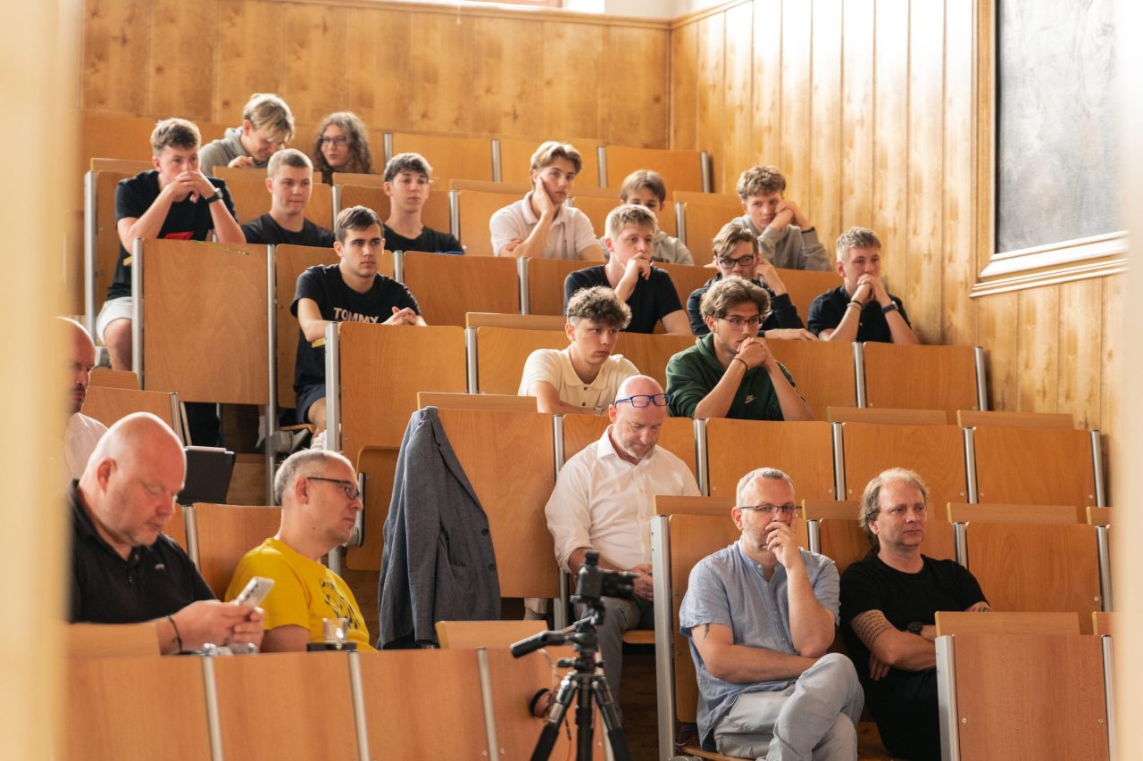 Elektromobilita 14 - SPŠ SE spolupořádala konferenci "Na slovíčko o elektromobilitě…"