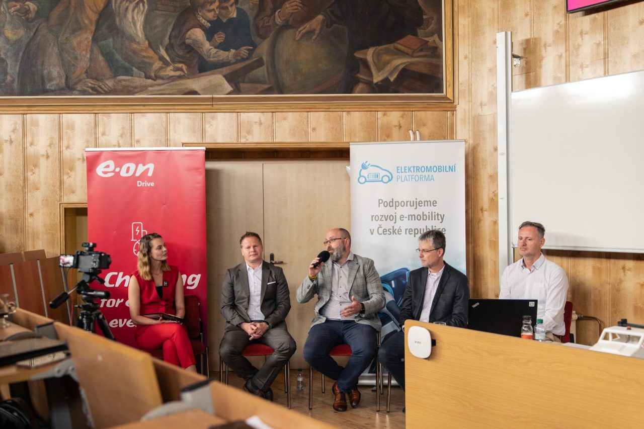Elektromobilita 15 - SPŠ SE spolupořádala konferenci "Na slovíčko o elektromobilitě…"