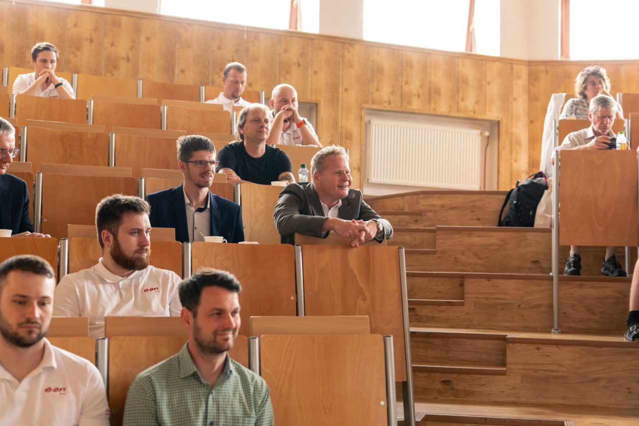 Elektromobilita 19 - SPŠ SE spolupořádala konferenci "Na slovíčko o elektromobilitě…"