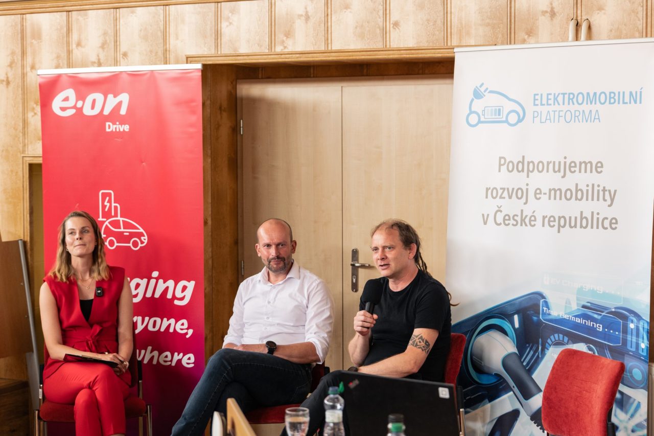 Elektromobilita 22 - SPŠ SE spolupořádala konferenci "Na slovíčko o elektromobilitě…"