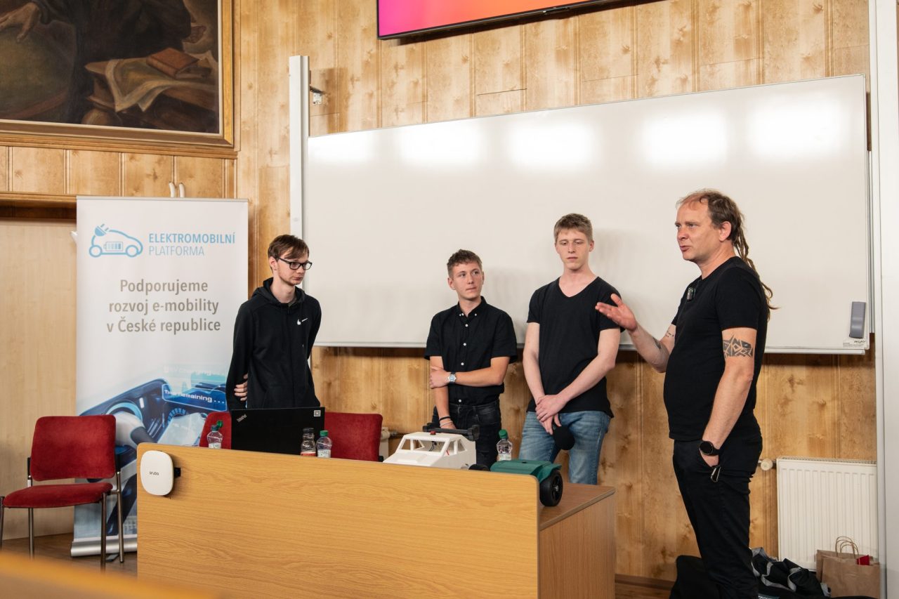 Elektromobilita 24 - SPŠ SE spolupořádala konferenci "Na slovíčko o elektromobilitě…"