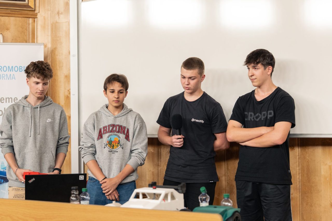 Elektromobilita 25 - SPŠ SE spolupořádala konferenci "Na slovíčko o elektromobilitě…"