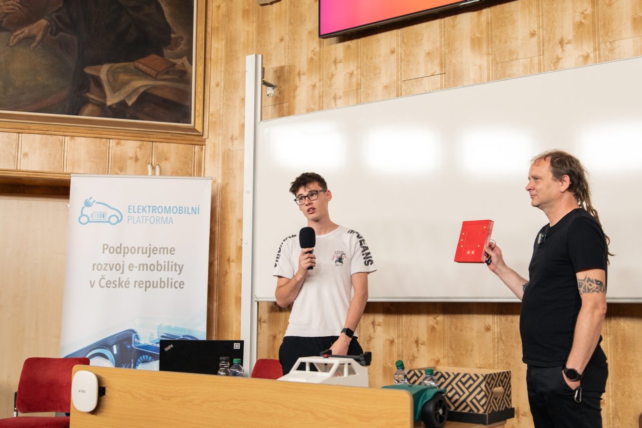 Elektromobilita 28 - SPŠ SE spolupořádala konferenci "Na slovíčko o elektromobilitě…"