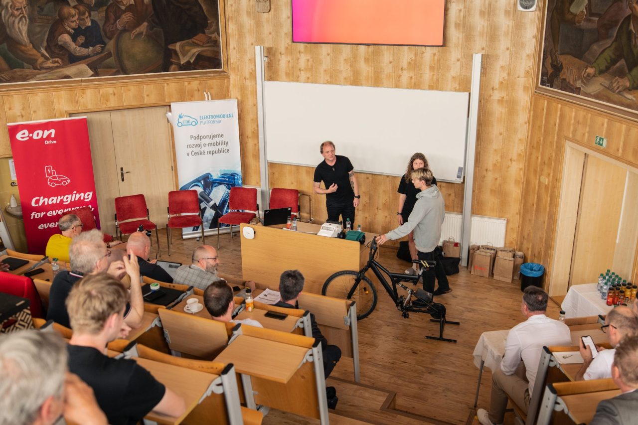 Elektromobilita 33 - SPŠ SE spolupořádala konferenci "Na slovíčko o elektromobilitě…"