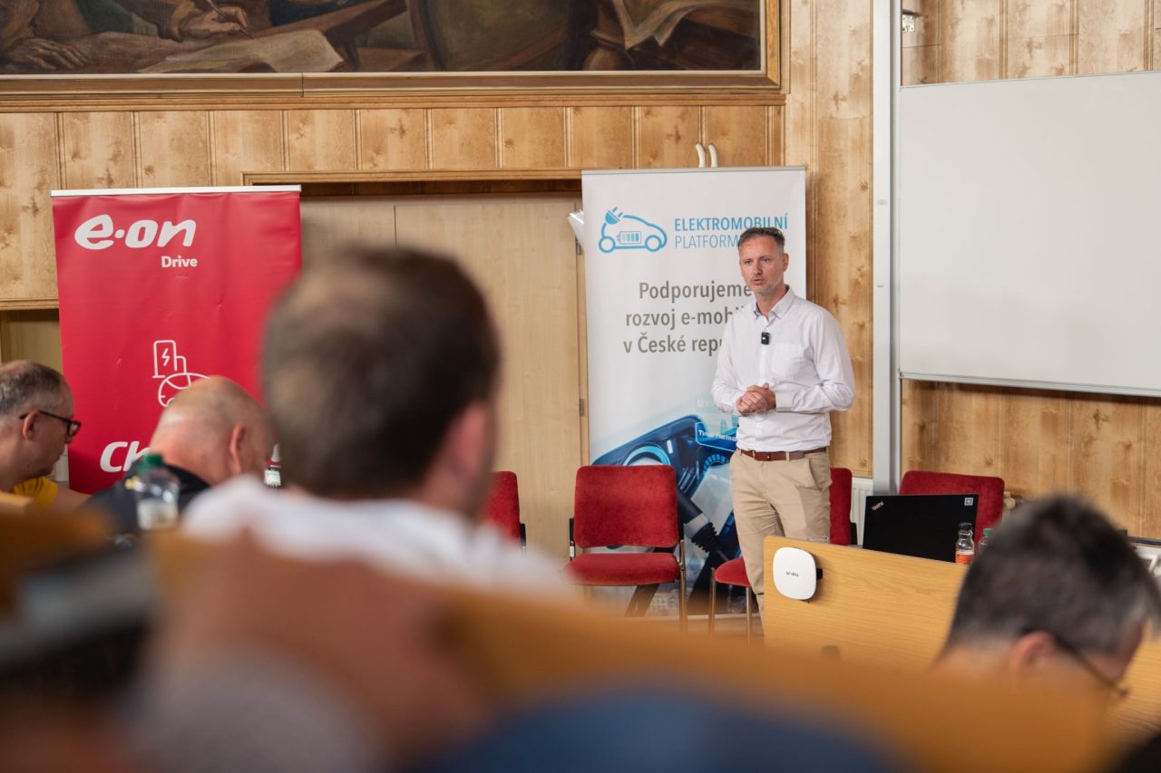 Elektromobilita 4 - SPŠ SE spolupořádala konferenci "Na slovíčko o elektromobilitě…"