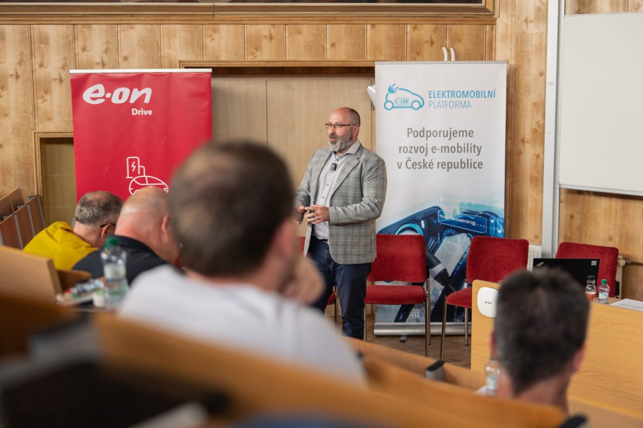 Elektromobilita 5 - SPŠ SE spolupořádala konferenci "Na slovíčko o elektromobilitě…"