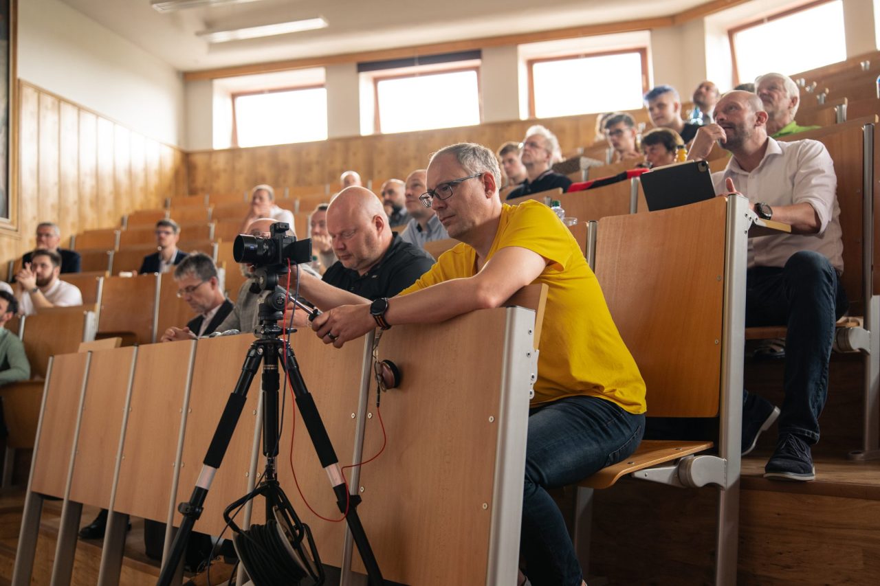 Elektromobilita 7 - SPŠ SE spolupořádala konferenci "Na slovíčko o elektromobilitě…"