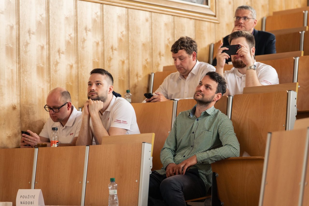 Elektromobilita 8 - SPŠ SE spolupořádala konferenci "Na slovíčko o elektromobilitě…"