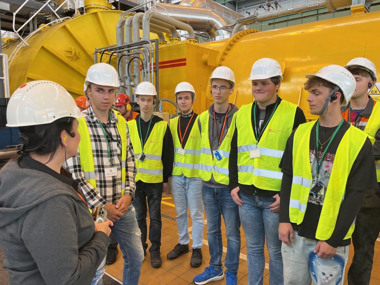 Nezustalo jen u teorie. Behem Jaderne maturity se stredoskolaci podivali i na strojovnu k parni turbine - Jaderná maturita