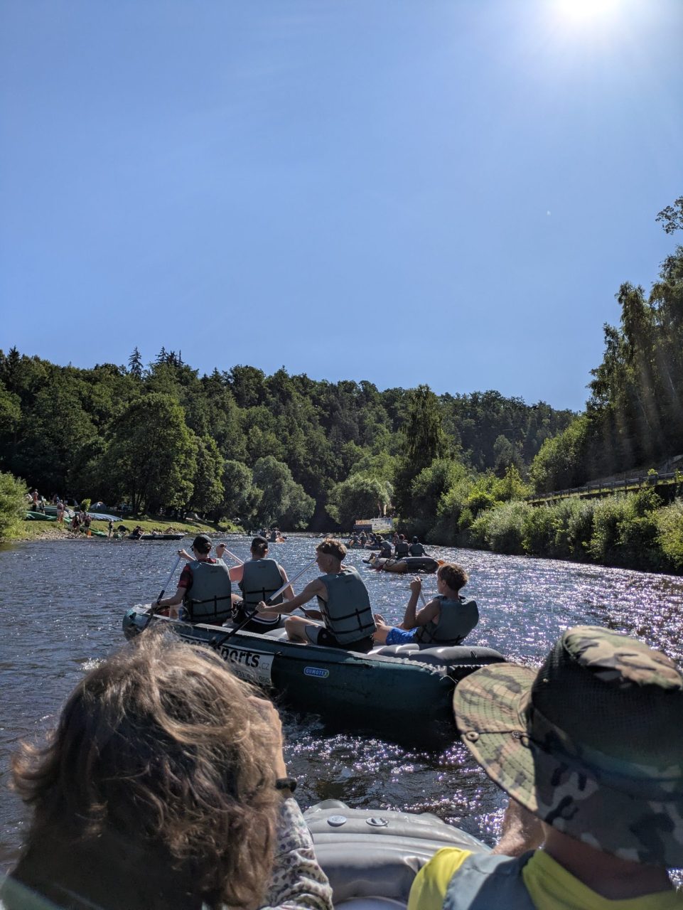 PXL 20250625 072412259 - Školní akce na závěr roku – 1. ER (návštěva areálu ČEZ a rafty na řece Vltavě)