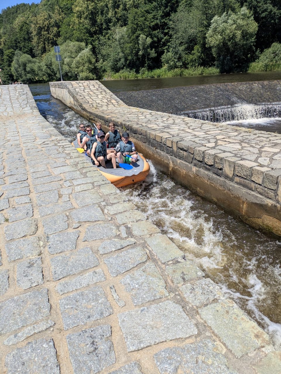 PXL 20250625 103635590 - Školní akce na závěr roku – 1. ER (návštěva areálu ČEZ a rafty na řece Vltavě)