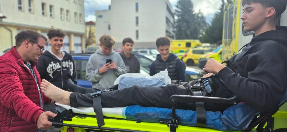 20251030 120450 1 - Studenti 1. ročníku navštívili pracoviště ZZS a protialkoholní záchytnou stanici