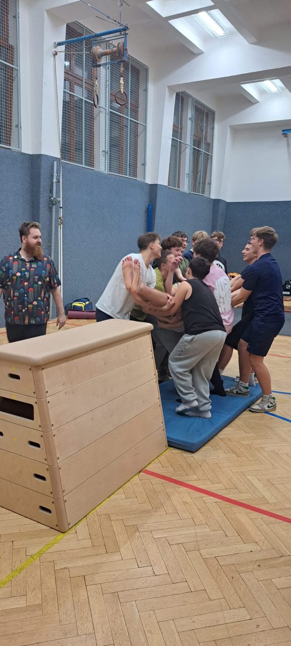 20251105 213730 - Přespávačky ve škole - 1.ER, 1.EM, 1.EE