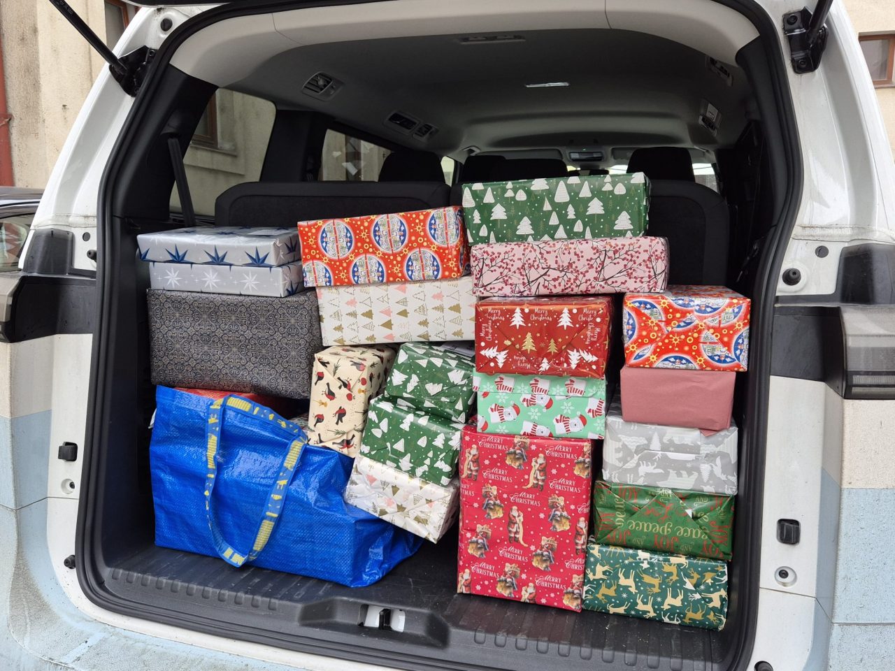 20251204 115015 - Dukla pomáhá: Krabice od bot předány