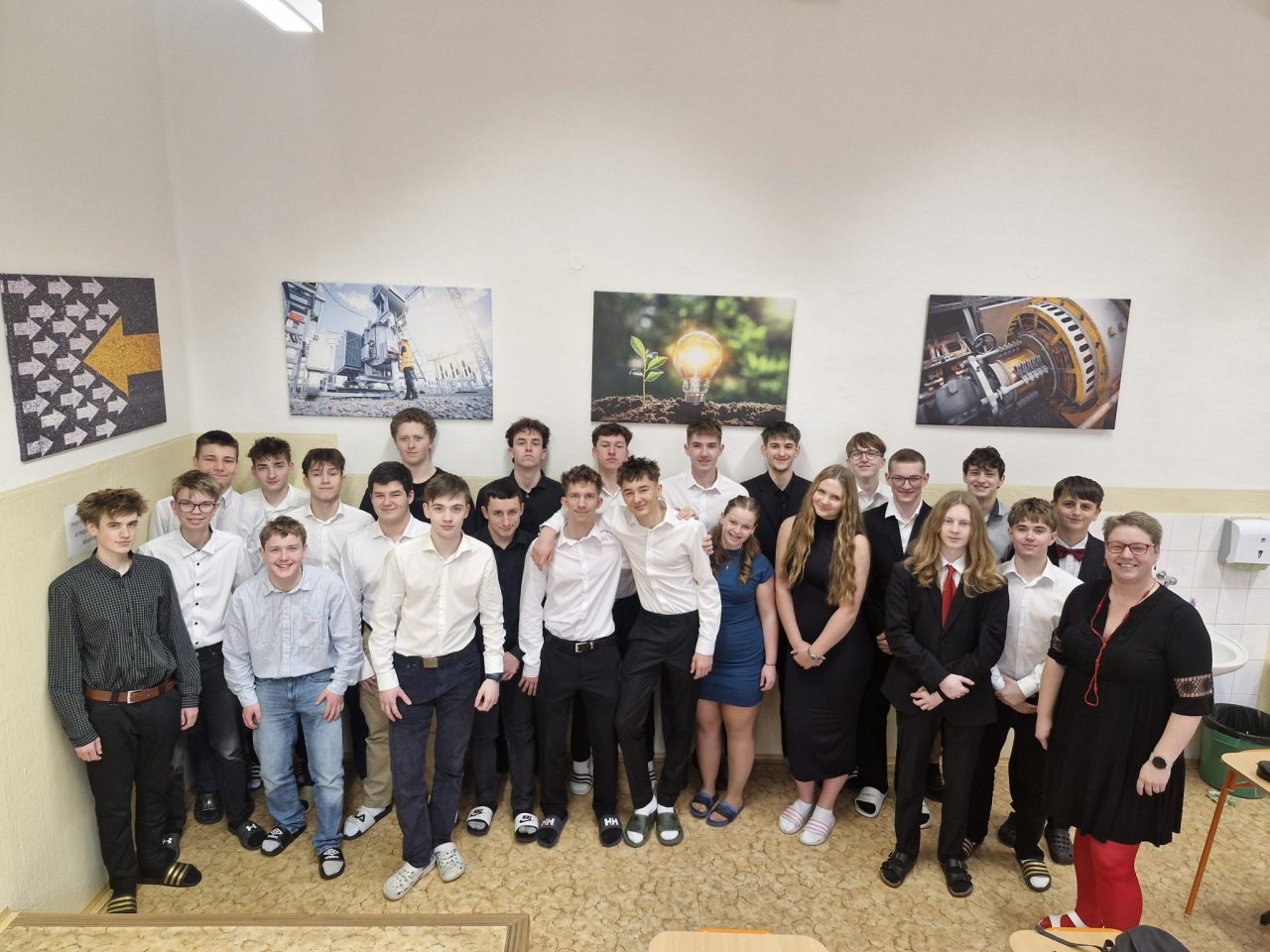 20251217 1023100 - Předvánoční čas: třídnické hodiny a divadelní představení Bílá nemoc (17. 12. 2025)