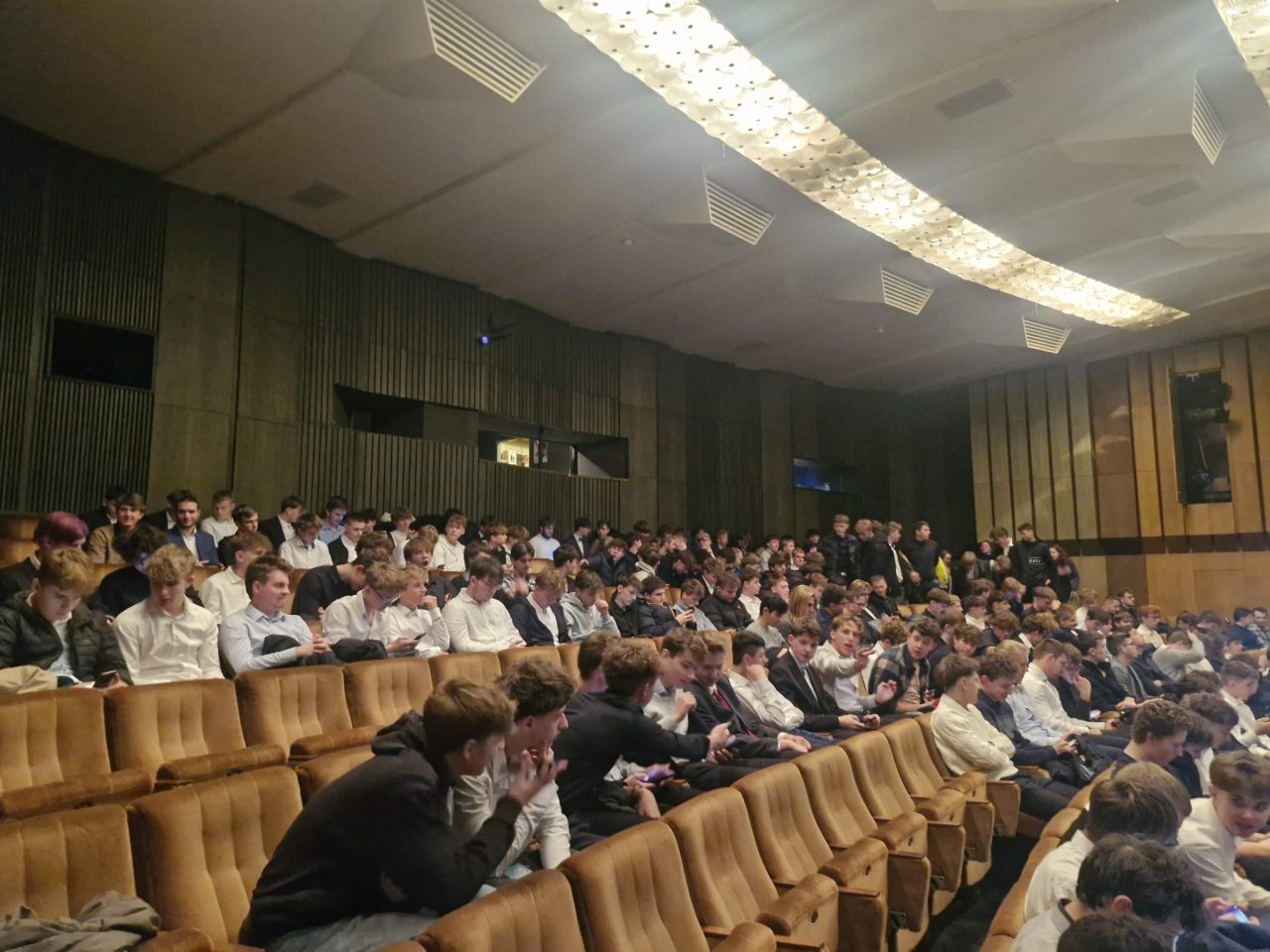 20251217 104844 - Předvánoční čas: třídnické hodiny a divadelní představení Bílá nemoc (17. 12. 2025)