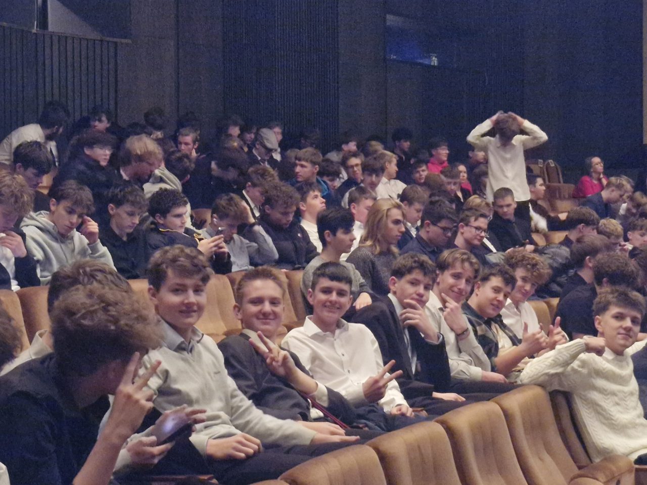 20251217 104912 - Předvánoční čas: třídnické hodiny a divadelní představení Bílá nemoc (17. 12. 2025)