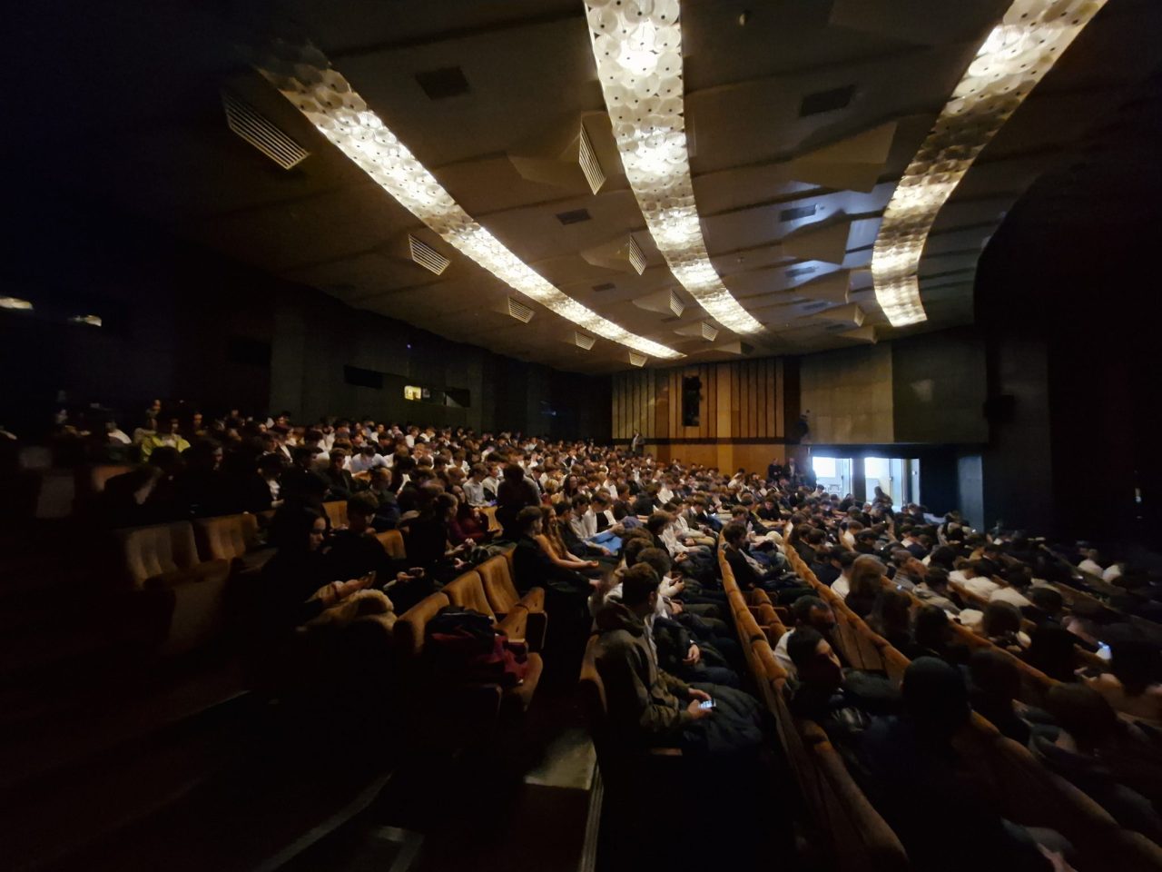 20251217 105707 - Předvánoční čas: třídnické hodiny a divadelní představení Bílá nemoc (17. 12. 2025)