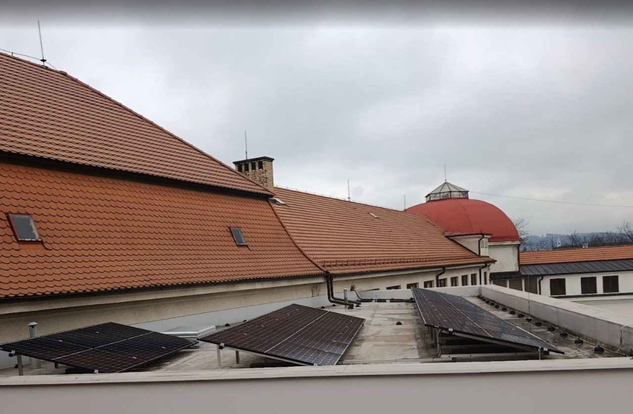 Fotovoltaika - Fotovoltaika na střeše školy: krok k úsporám a udržitelnosti