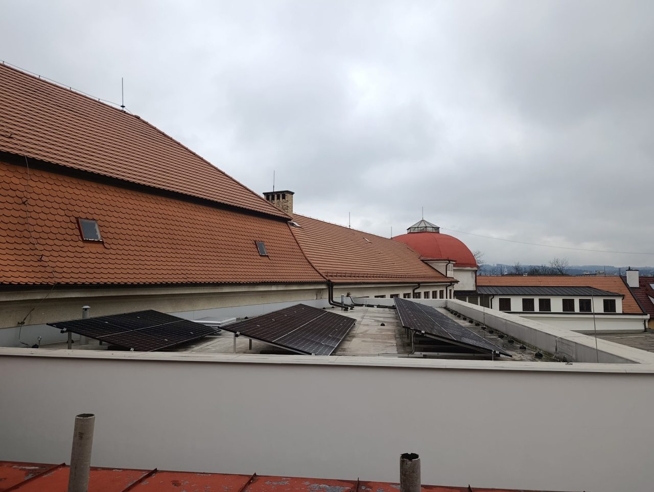 IMG 20251205 133642 - Fotovoltaika na střeše školy: krok k úsporám a udržitelnosti