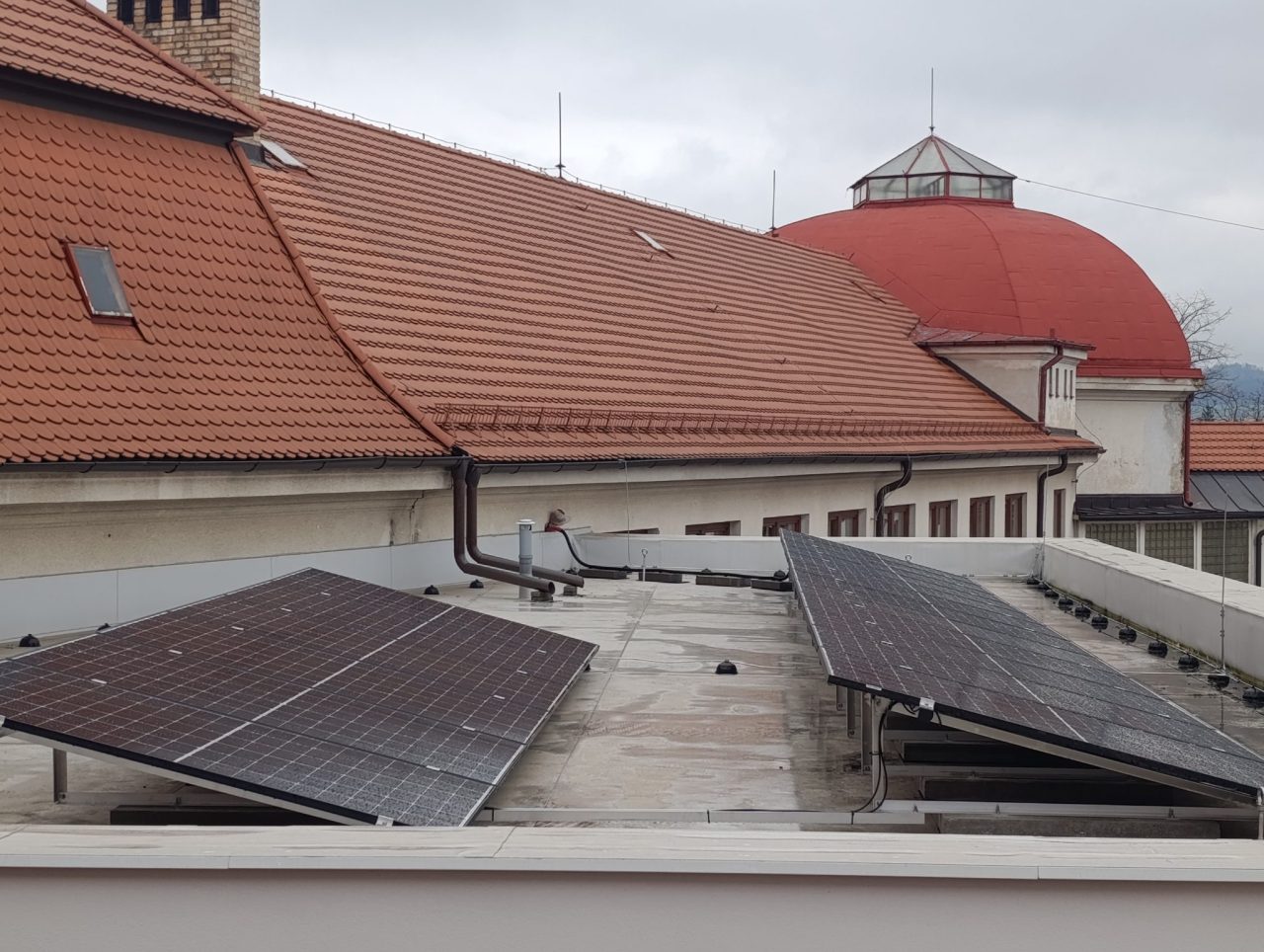 IMG 20251205 133717 - Fotovoltaika na střeše školy: krok k úsporám a udržitelnosti