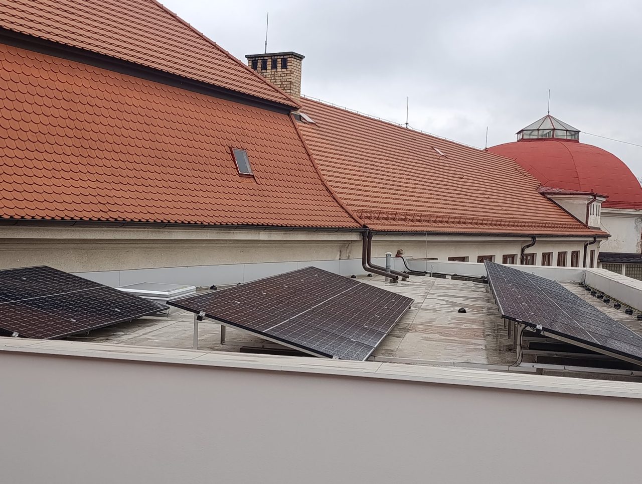 IMG 20251205 133723 - Fotovoltaika na střeše školy: krok k úsporám a udržitelnosti