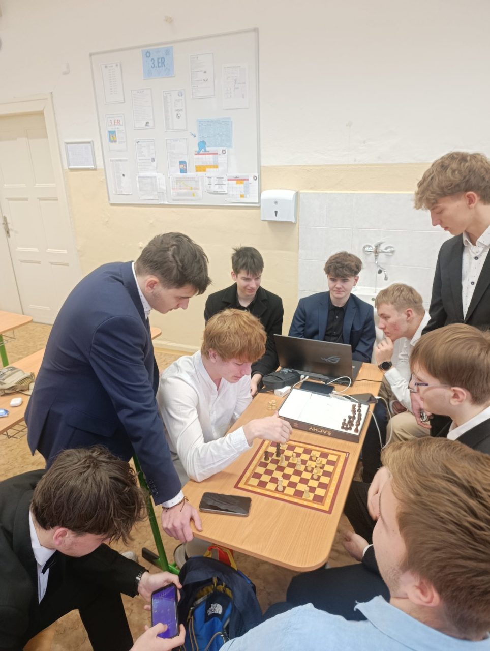 IMG 20251217 090546 - Předvánoční čas: třídnické hodiny a divadelní představení Bílá nemoc (17. 12. 2025)