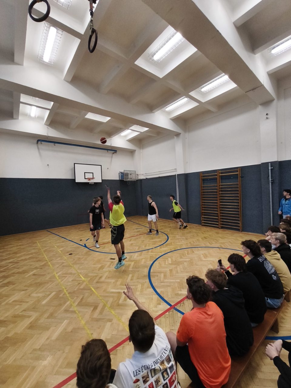 IMG 20251219 104105 - Vánoční sportovní dopoledne: turnaj „O vánočního kapra“ a Silák školy 2025