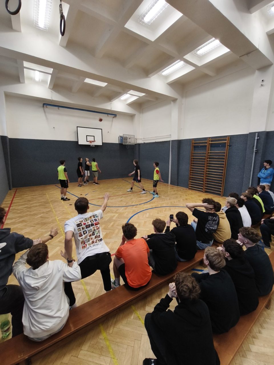 IMG 20251219 104145 - Vánoční sportovní dopoledne: turnaj „O vánočního kapra“ a Silák školy 2025