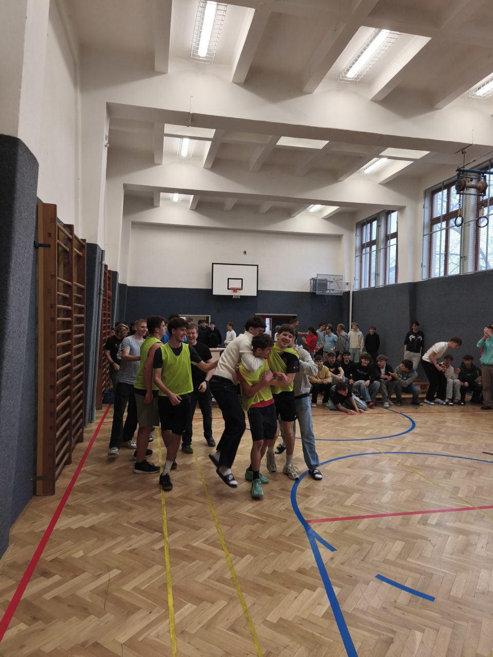 IMG 20251219 104711 - Vánoční sportovní dopoledne: turnaj „O vánočního kapra“ a Silák školy 2025