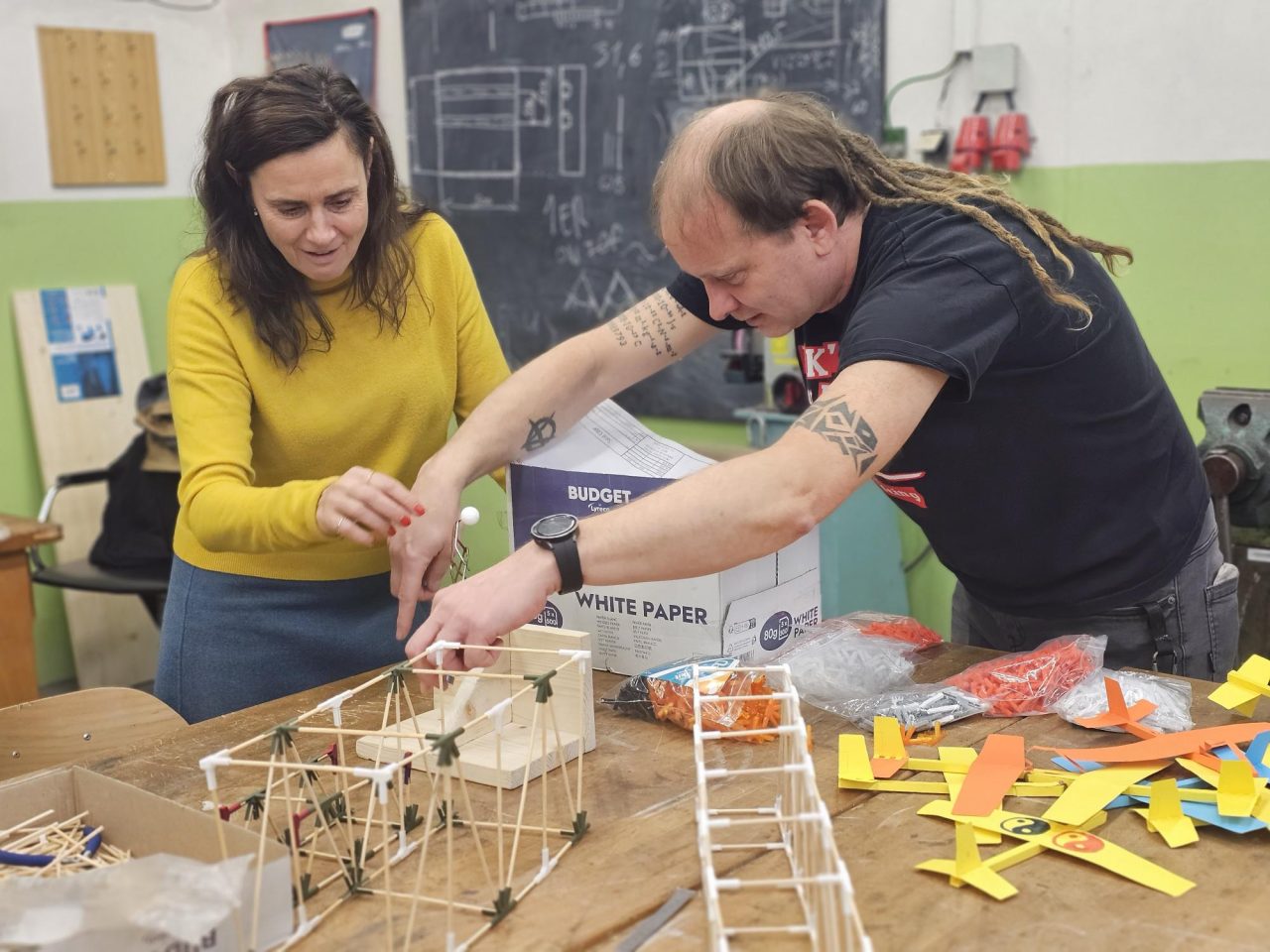 Svoji zrucnost si vyzkousela i clenka predstavenstva CEZ Michaela Chaloupkova a reditel SPS SE Dukelska Jaroslav Kores - Tisková zpráva: První česká technická základka má za sebou první měsíce výuky