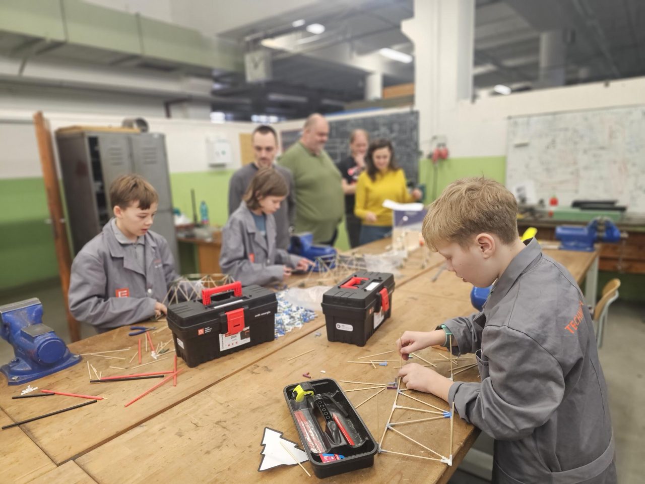 V Ceskych Budejovicich je vubec prvni ceska ZS zamerena na techniku. Zaci maji za sebou prvni mesice vyuky - Tisková zpráva: První česká technická základka má za sebou první měsíce výuky