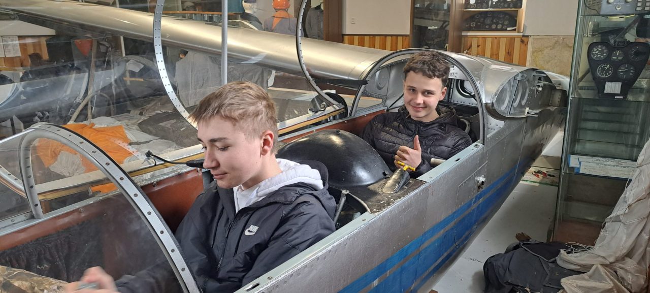 20260410 110138 - Exkurze třídy 1.EM do leteckého muzea v Hrdlořezech (10. 4. 2026)