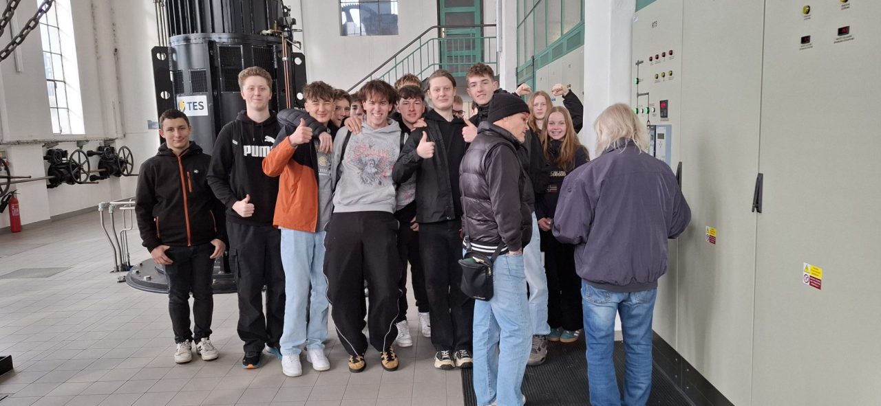 20260413 091130 - Exkurze třídy 2.EE do MVE Sokolský ostrov (13. 4. 2026)