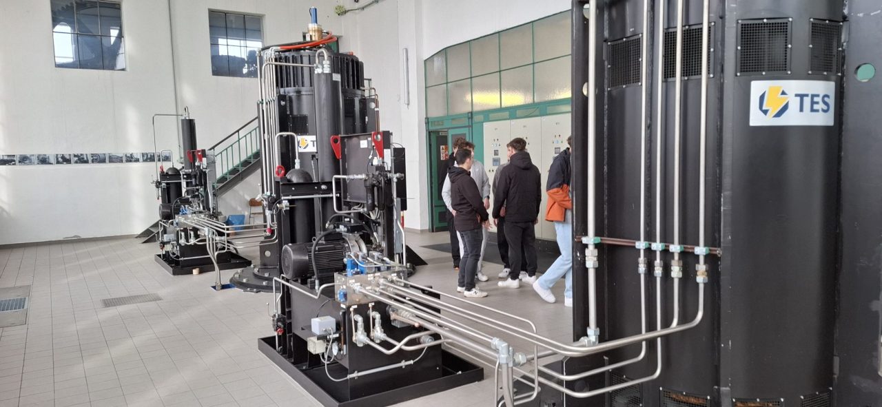 20260413 091221 - Exkurze třídy 2.EE do MVE Sokolský ostrov (13. 4. 2026)