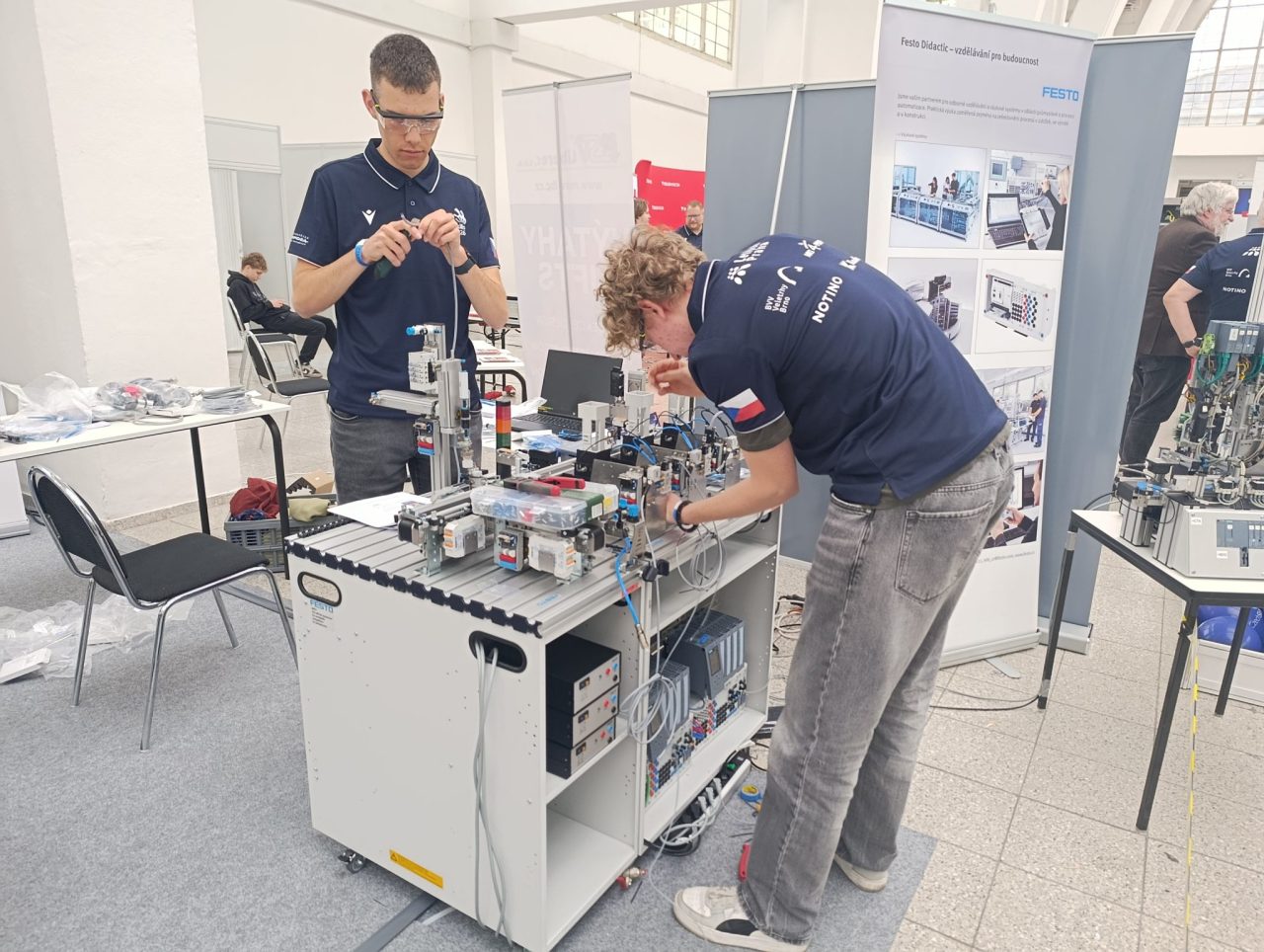 IMG 20260326 142253 - Zlato z CzechSkills! Naši studenti prokázali své elektrikářské a programátorské dovednosti