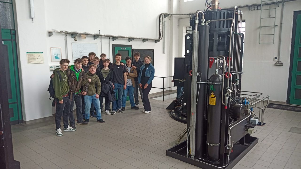 IMG 20260413 085641 1 - Exkurze třídy 2.EE do MVE Sokolský ostrov (13. 4. 2026)