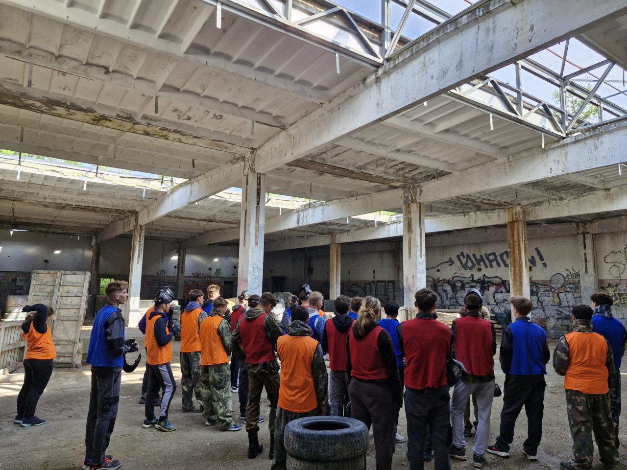 20260623 090857 - Školní výlet 2.EE - paintball ČB