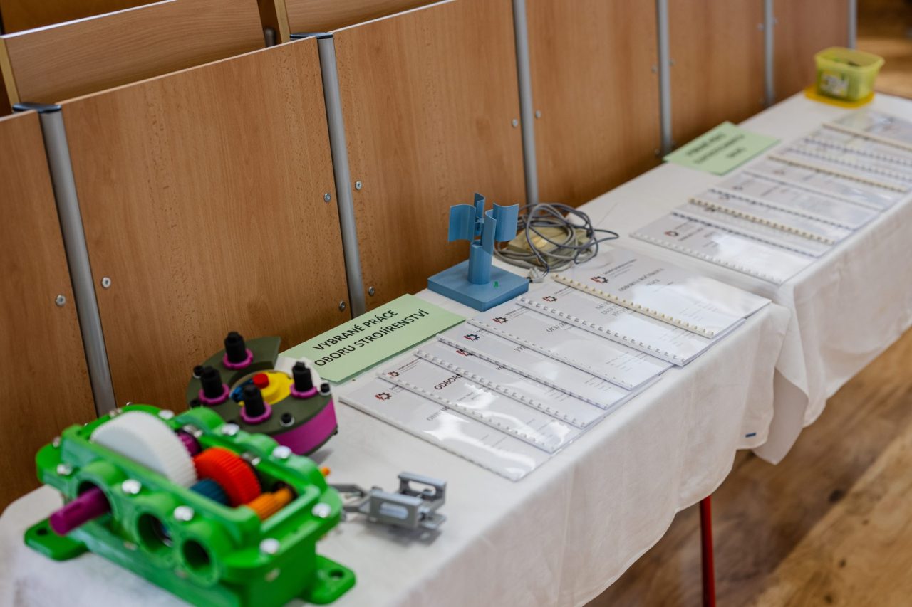 DSC 1364 1 - Ročníkové práce 2025/2026: studenti představili své projekty zástupcům firem