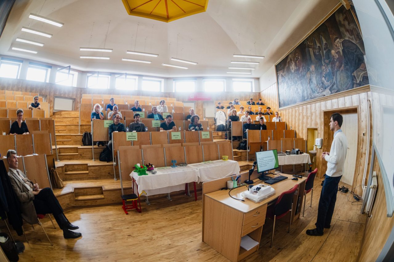 DSC 1417 - Ročníkové práce 2025/2026: studenti představili své projekty zástupcům firem