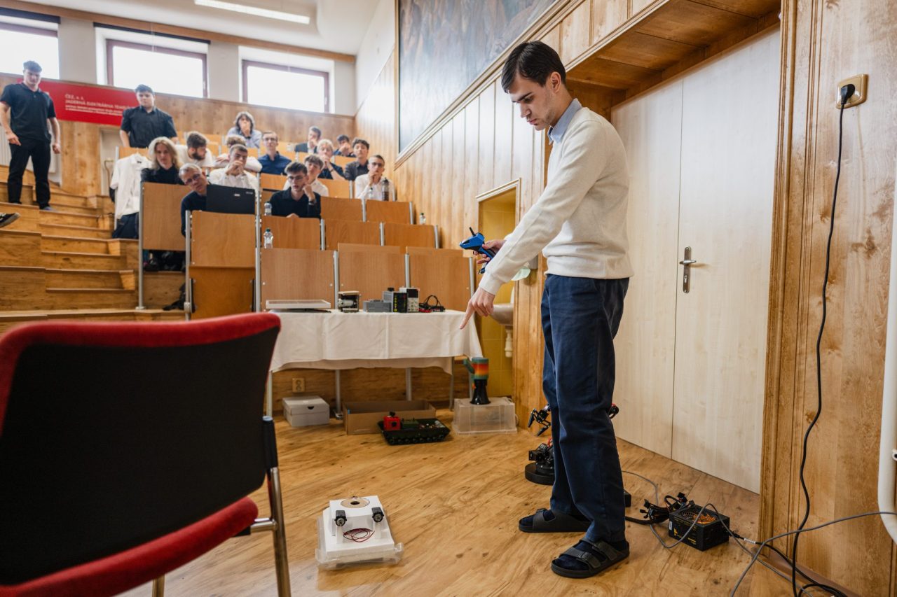 DSC 1431 - Ročníkové práce 2025/2026: studenti představili své projekty zástupcům firem
