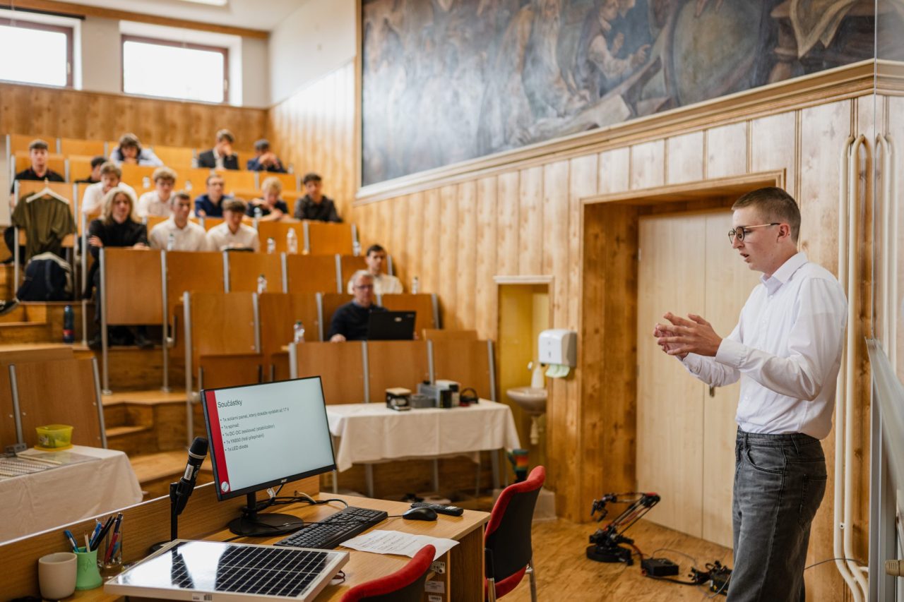 DSC 1540 - Ročníkové práce 2025/2026: studenti představili své projekty zástupcům firem